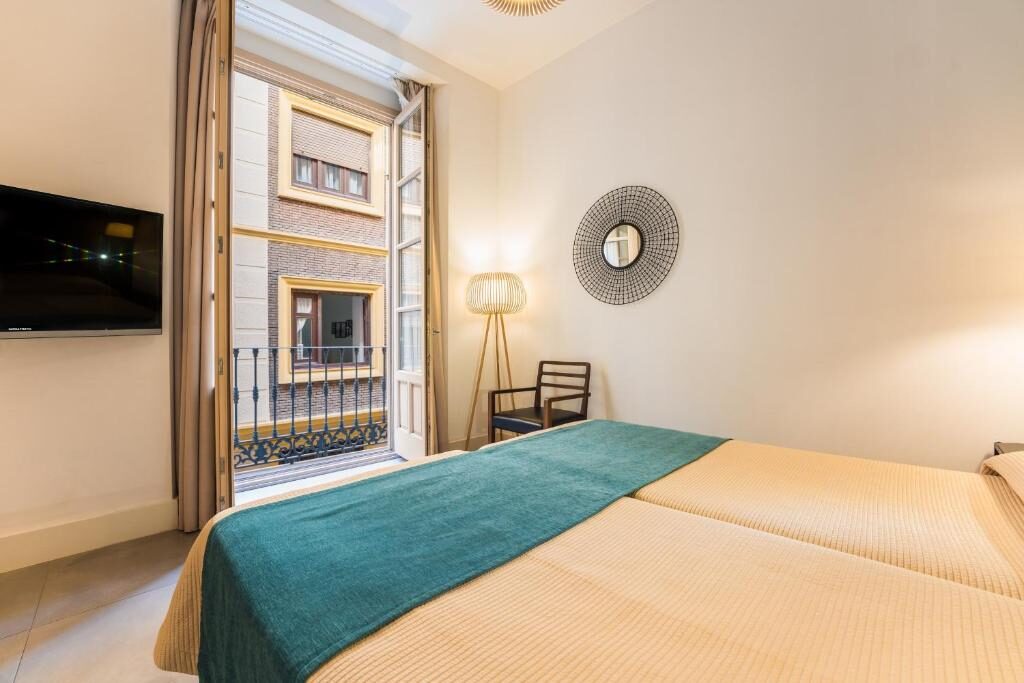 Bedroom with balcony doors at Debambú Larios